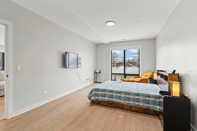 Building Photo - 6246 N Pulaski Rd