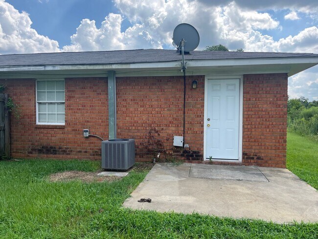 Building Photo - 2 Bed, 1 Bath Apartment