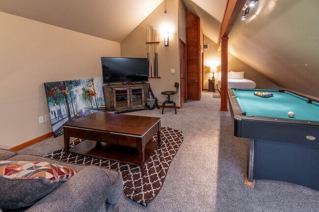 Building Photo - Large spectacular home with all the bells and whistles