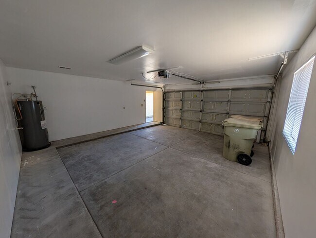 Building Photo - Sharp 3 Bedroom Home w/Pool in Glendale