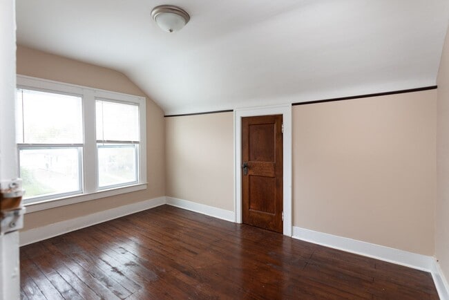 Building Photo - 3 Bedroom House on double lot