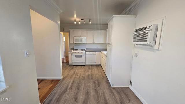 Building Photo - 1483 N Altadena Dr