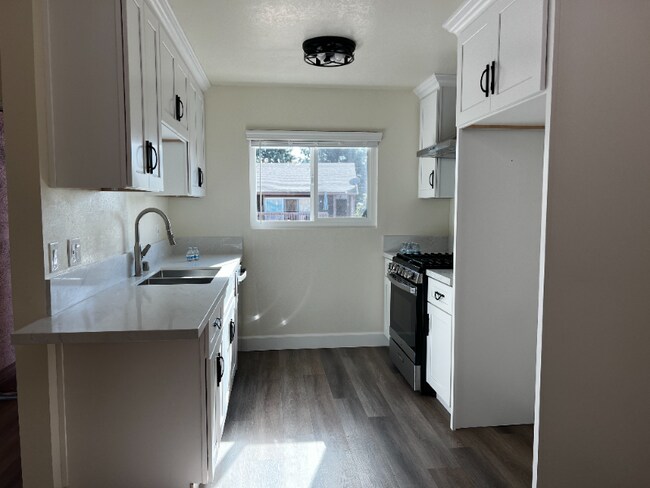 Building Photo - 1016 Cabrillo Park Dr