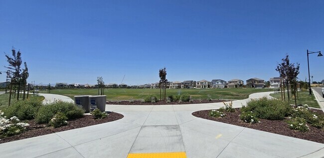 Building Photo - Lathrop - Gorgeous 5 Bedroom 3 Bathroom Home