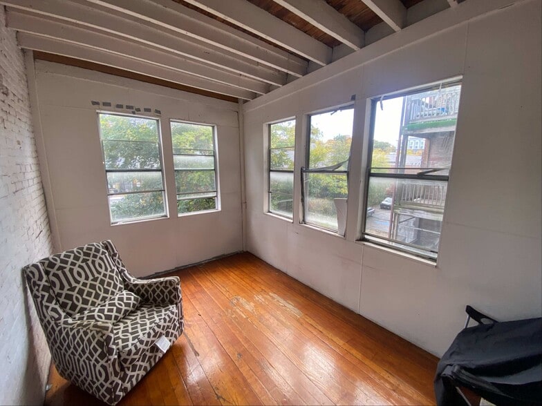 Building Photo - 1905 Beacon St