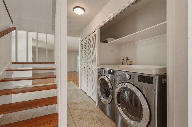 Building Photo - Spacious Aikahi Loop House in Kailua