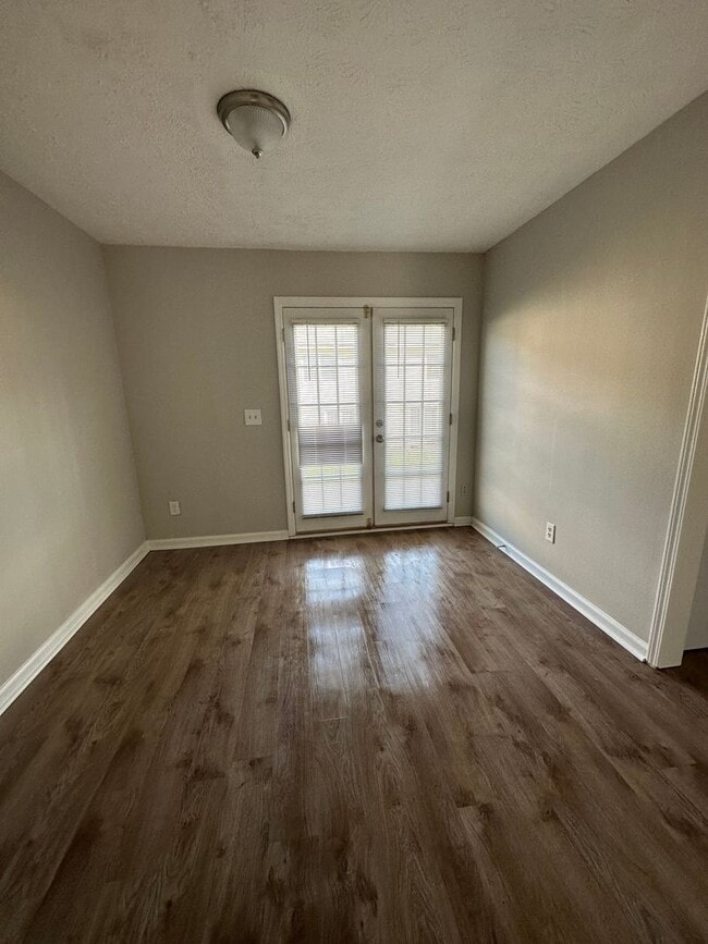 Building Photo - 2 bed 2.5 bath in Stockbridge!
