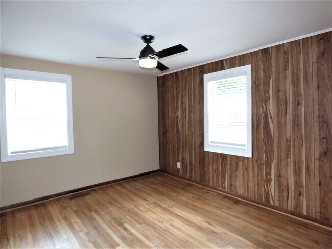 Building Photo - 725 9th Ave S