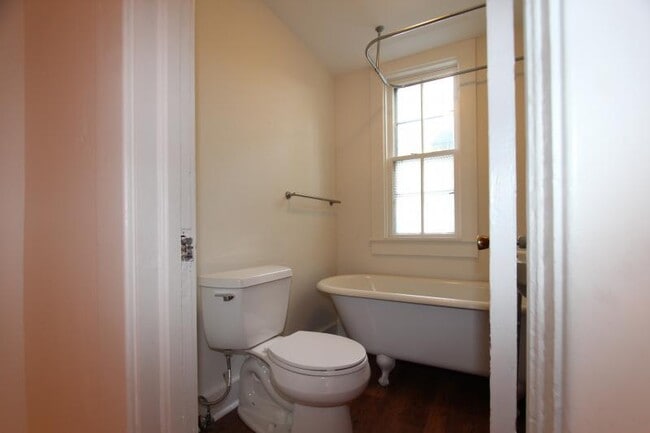 Building Photo - 14 Crombie St
