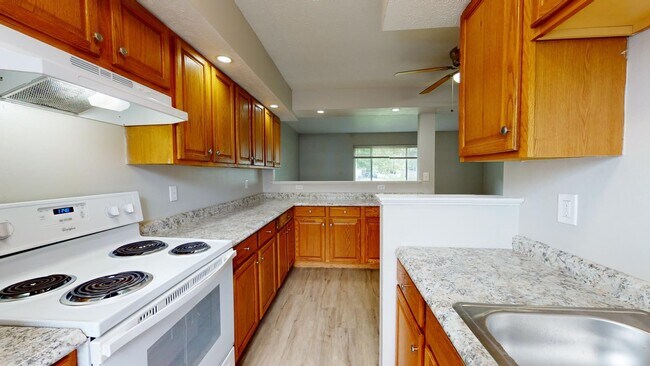 Building Photo - 3 Bedroom/1 bathroom renovated townhouse.