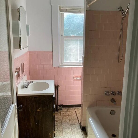 Building Photo - 5846 Douglas St