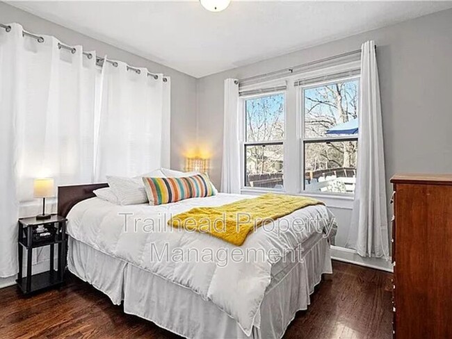 Building Photo - 46 W 74th St