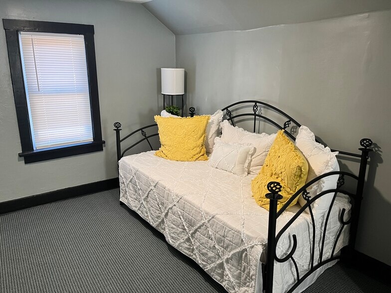 Second Floor Bedroom Daybed - 1147 Dietz Ave