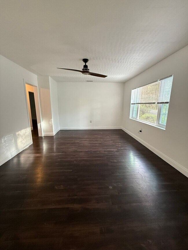 Building Photo - Renovated 2/1 Home walkable to Downtown De...