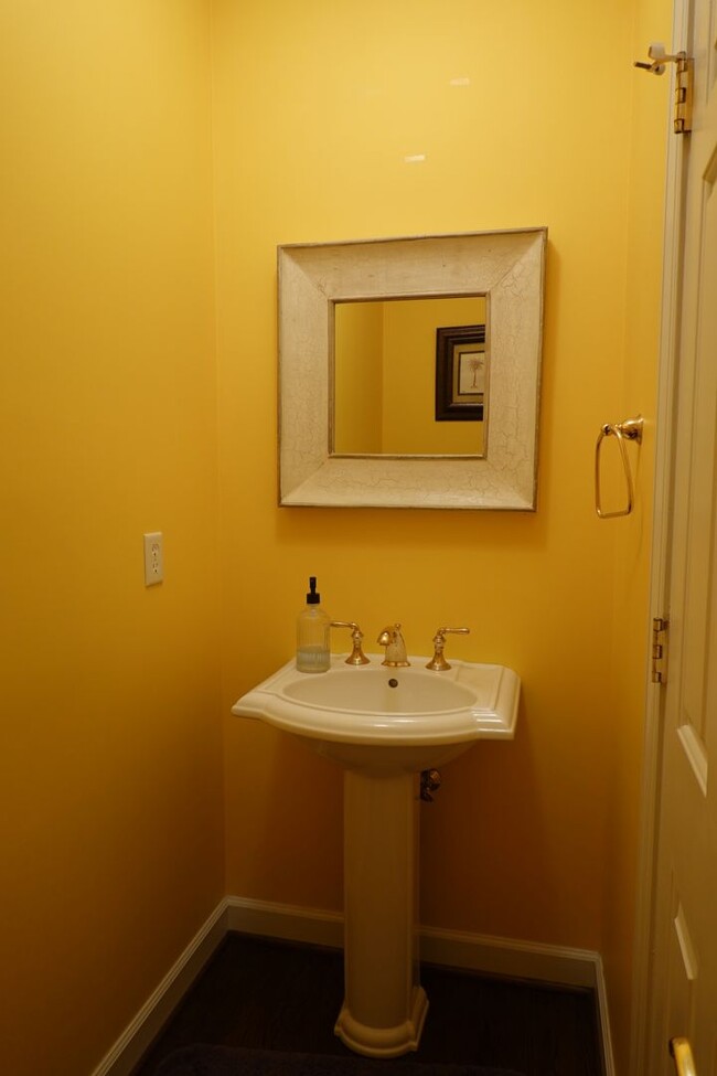 Building Photo - 4 Bedroom 3.5 bathroom Rental Home in Ford...