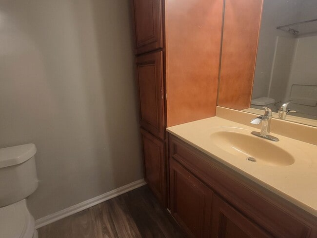 Building Photo - Super cute updated ranch! - Walk to Keningston Train Station - Self-Showings Available.