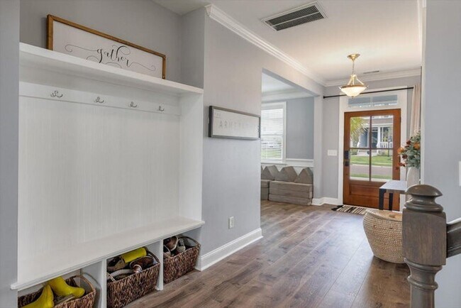 Building Photo - Show stopping 5 bed/3 bath rental in the h...