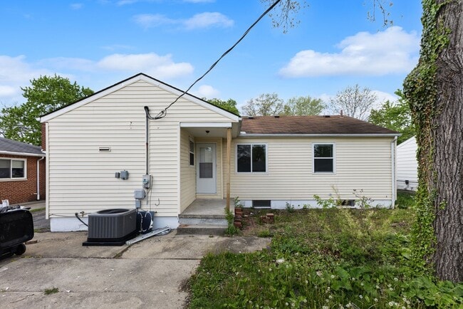 Building Photo - Charming 3-Bed Ranch with Detached Garage – Prime Upper Arlington/Columbus Area!