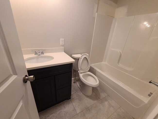 Building Photo - 607 Longfellow Ln