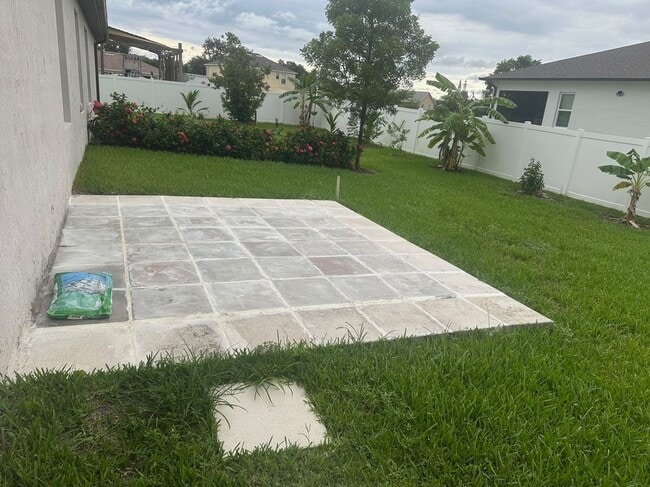 Building Photo - 467 SW Jeanne Ave