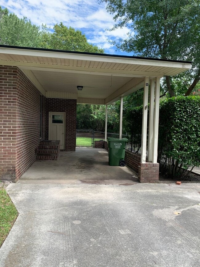 Building Photo - 3 Bedroom 1.5 Bath House on N. Wallace Ava...