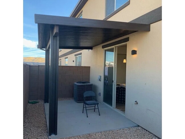 Building Photo - "6 mo. Lease Available for Spacious 4-Bedroom Townhouse Oasis in Hurricane, UT – Modern Comfort "