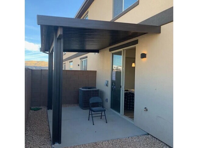 Building Photo - "Spacious 4-Bedroom Townhouse Oasis in Hur...