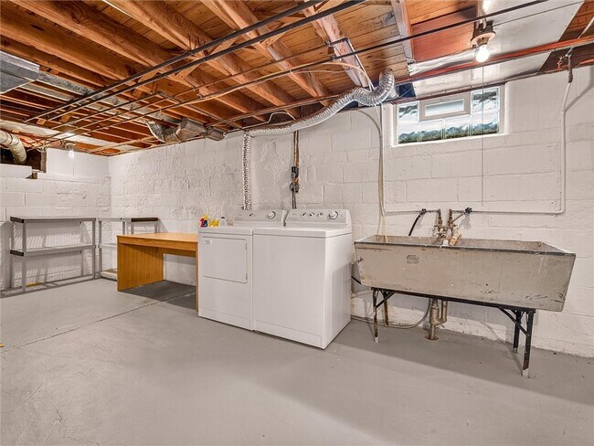 Building Photo - 82 Clovercrest Dr