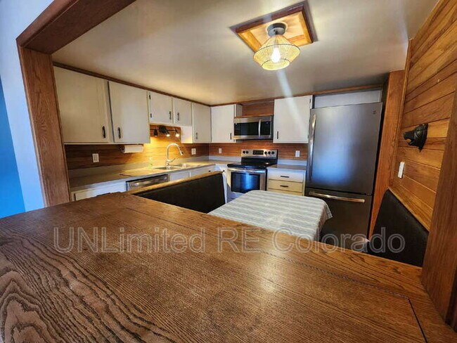 Building Photo - 230 S Brentwood St