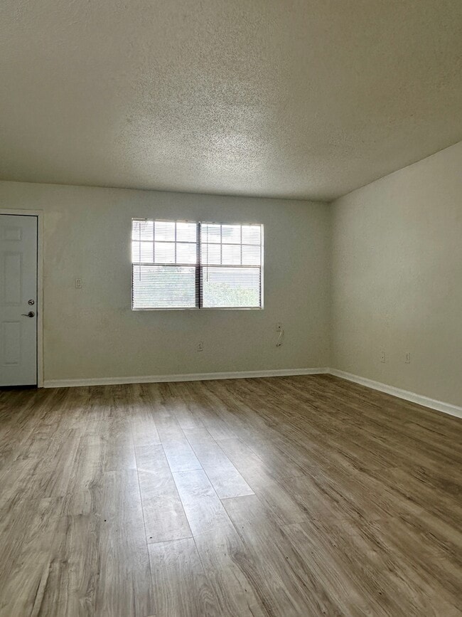 Building Photo - 203 Pine Tulip Ct
