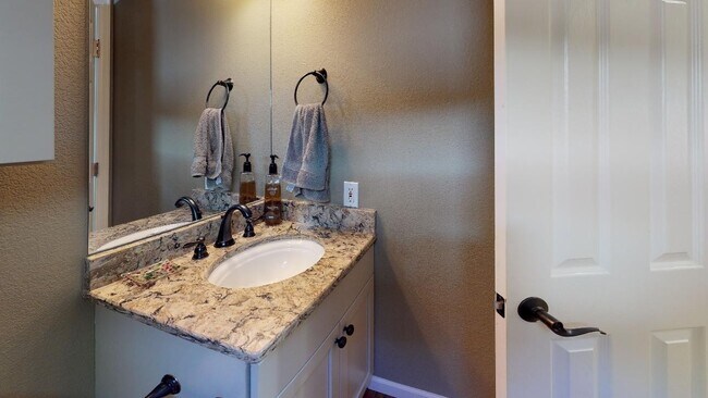 Building Photo - Beautiful sunny home