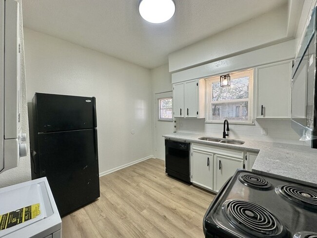 Building Photo - Tour Today! Newly Remodeled 1 Bedroom 1 Ba...