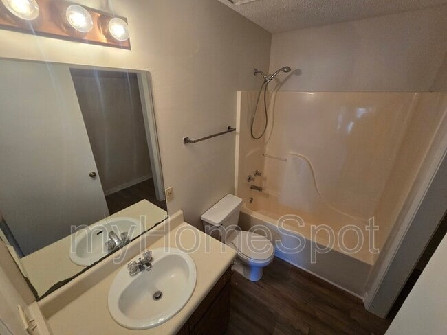 Building Photo - 8430 Country Walk Dr