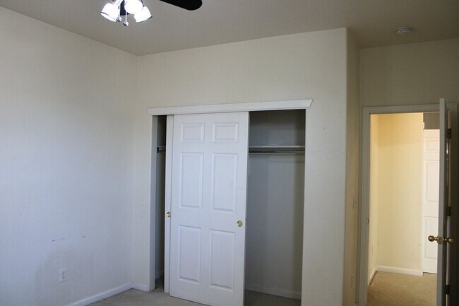 Building Photo - Spacious Fort Collins Townhouse Near Great...