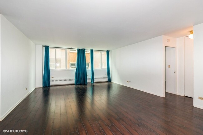 Building Photo - Large 1 Bed/Bath Evanston Condo with TWO P...