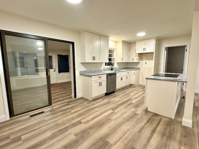 Building Photo - 2051 S Post Rd