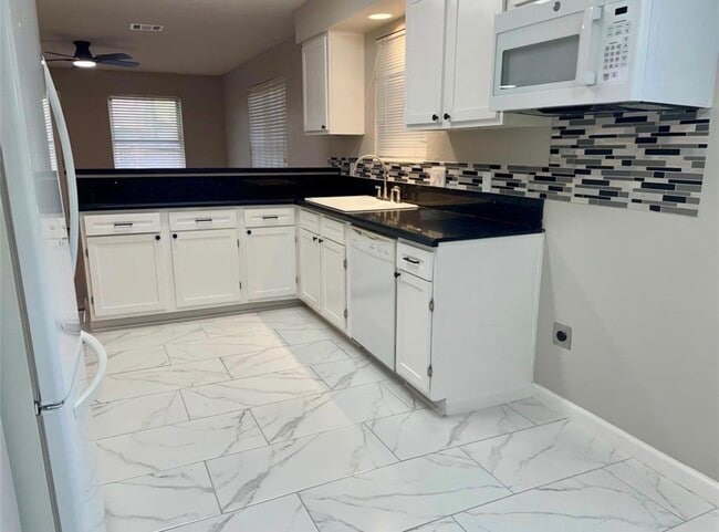 Building Photo - 5030 Valleyview Dr