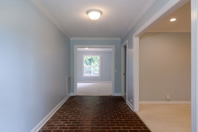 Building Photo - Single Family Home on almost an acre, 4 be...