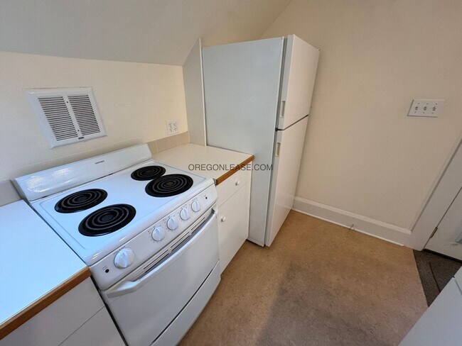 Building Photo - 2 Bedroom 1 bath downtown apartment availa...