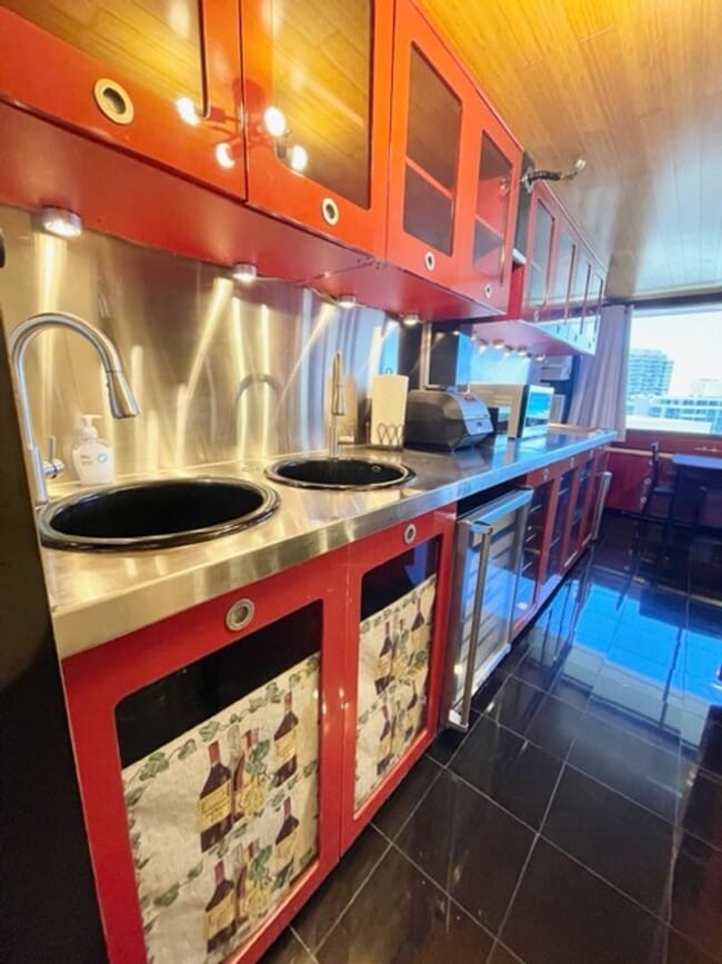 Building Photo - Fully furnished and move-in ready!