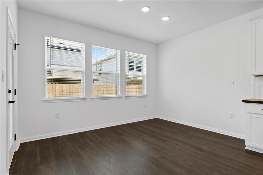 Building Photo - 15600 Nola Ct