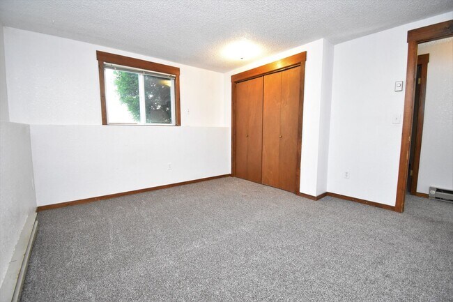Building Photo - Ground Level 2 Bed Apartment in Great Loca...