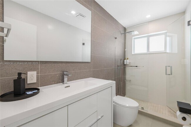 Building Photo - 1104 N 13th Terrace