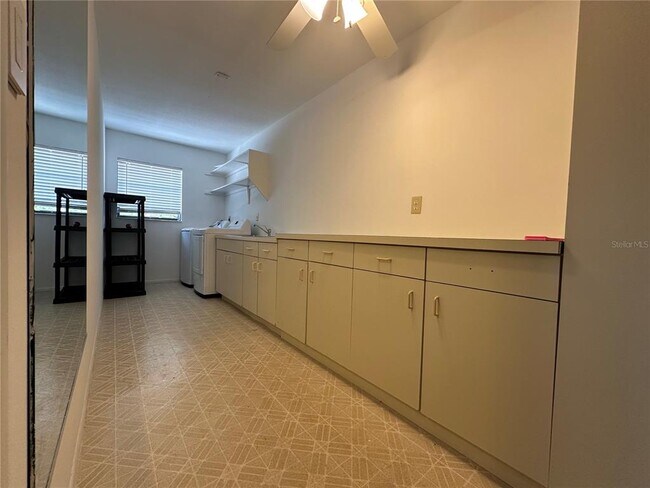 Building Photo - 733 Tropical Cir