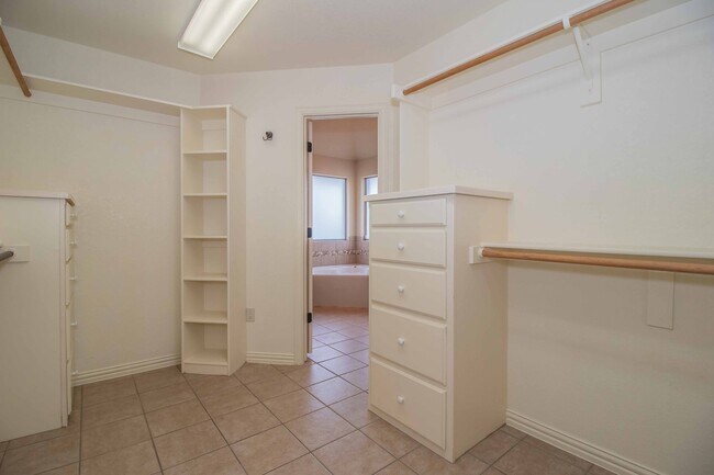 Building Photo - Beautiful Traditional Home on Over an Acre in Weatherford!