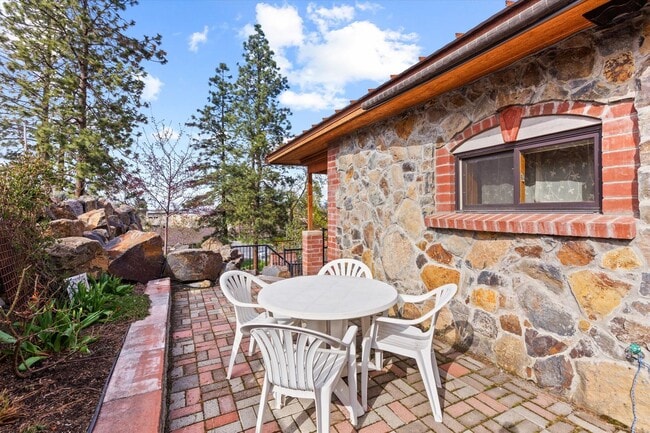 Building Photo - Fully-Furnished Short-Term Rental on South...