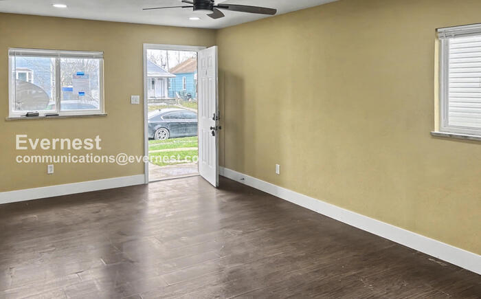 Building Photo - 1006 E 15th Ave