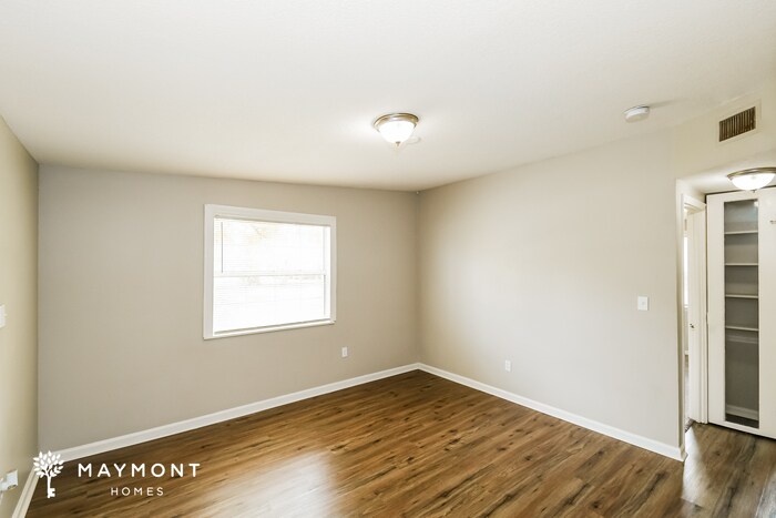 Building Photo - 10406 Pinehurst Dr