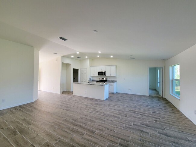 Building Photo - Charming & Modern 4 Bed 2 Bath with Screened Lanai