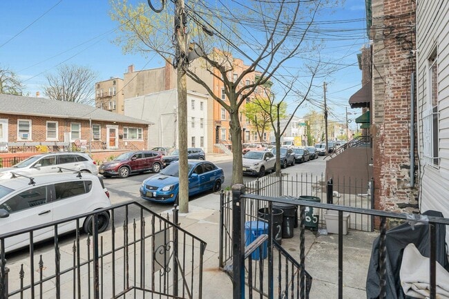 Building Photo - 65 St Pauls Ave